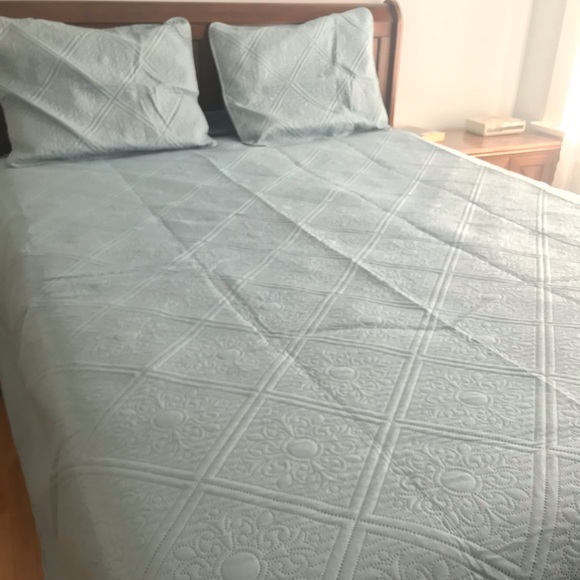 New Queen Bedspread - Picture 6 of 7